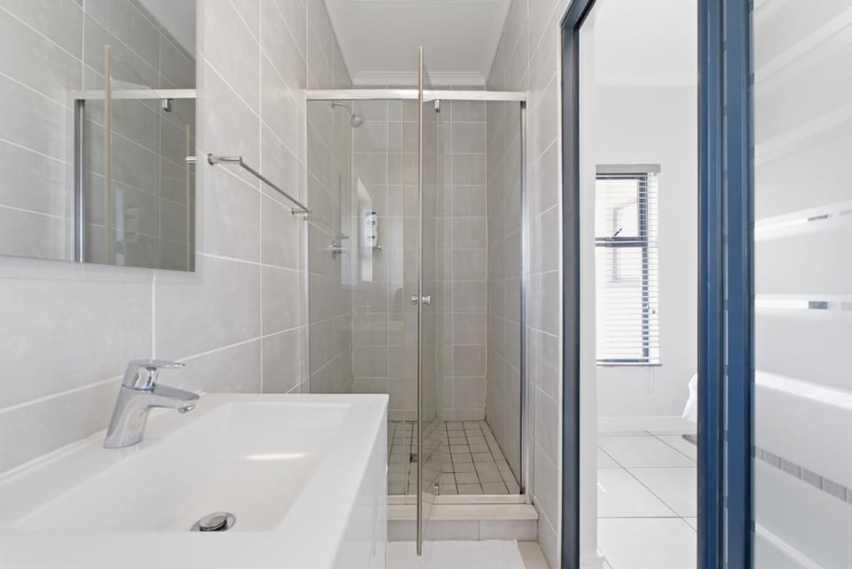 Shower, Property building, Bathroom, Bath