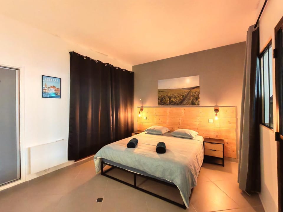 Photo of the whole room, Bedroom, storage, towels