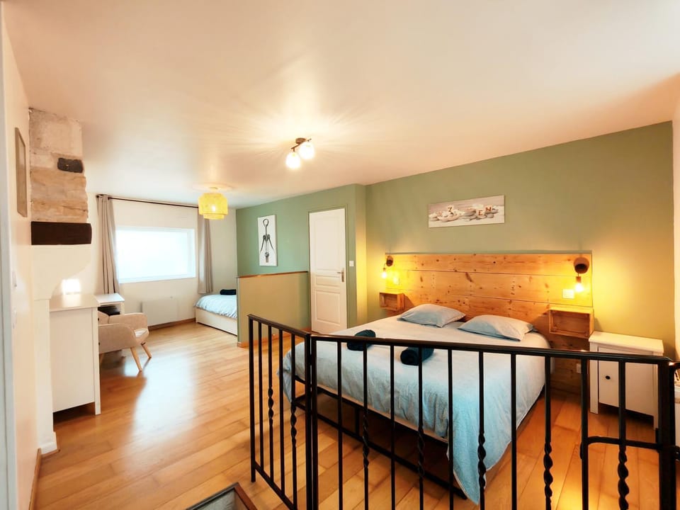 Photo of the whole room, Bedroom