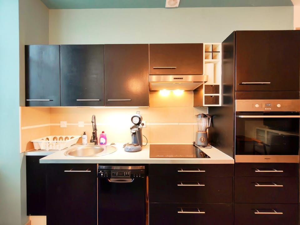 Coffee/tea facilities, Kitchen or kitchenette, microwave, oven, kitchen