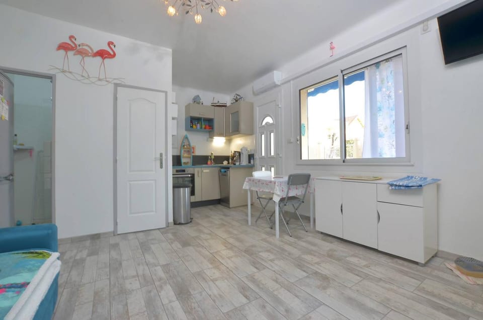 Amiral RDC - Studio Lumineux et Rénové et climatisé avec cour, quartier Rive Droite Apartment in Le Grau-du-Roi