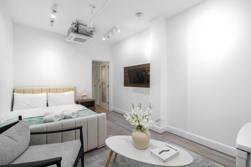 Photo of the whole room, Bedroom