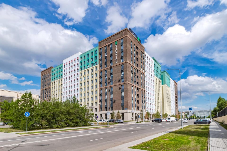 Property building, Day, Neighbourhood, City view, Street view, Location, Parking