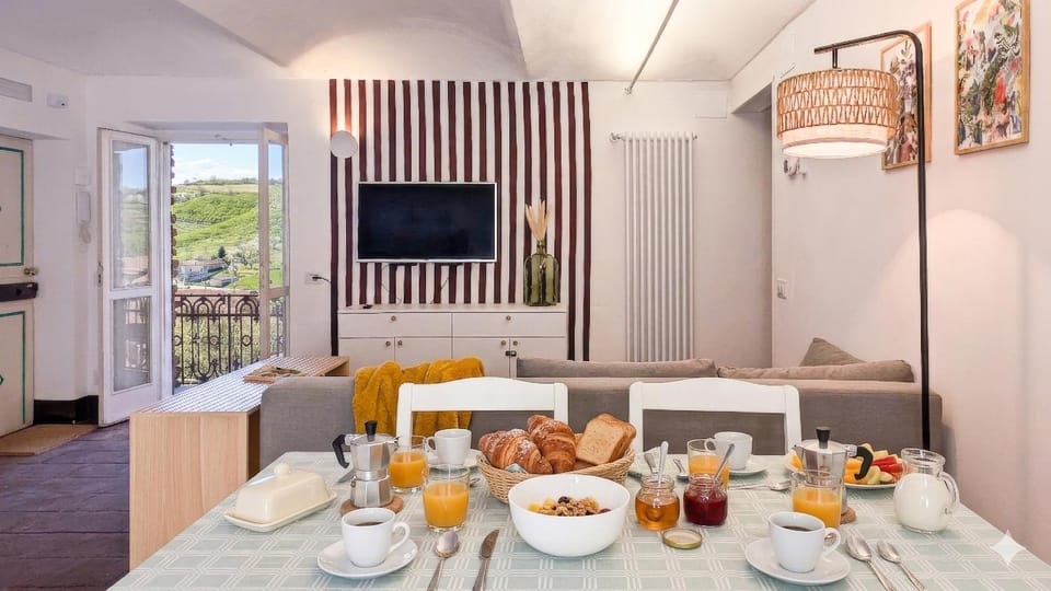 TV and multimedia, Living room, Food and drinks, Seating area, Dining area, Food, Breakfast
