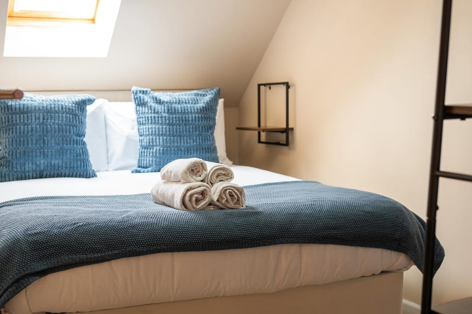 Deluxe 2 Bed Apartment - Hillsborough with FREE Parking - Hosted by StayHostSave Apartment in Sheffield