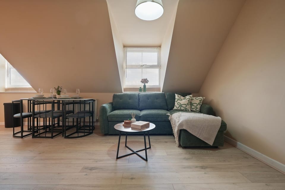 Deluxe 2 Bed Apartment - Hillsborough with FREE Parking - Hosted by StayHostSave Apartment in Sheffield