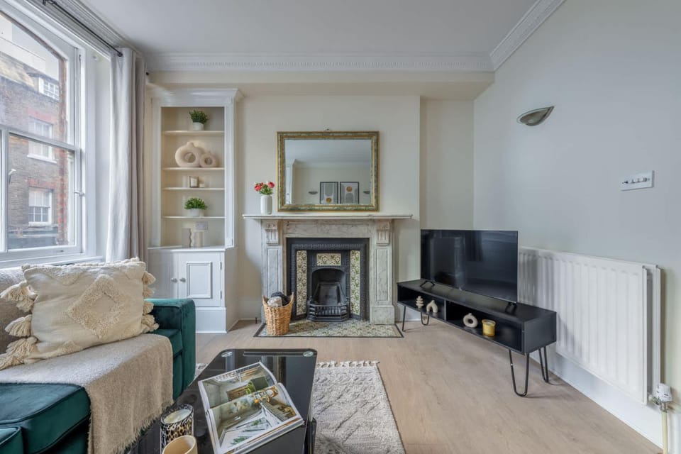 Communal lounge/ TV room, TV and multimedia, Living room, Seating area, Evening entertainment