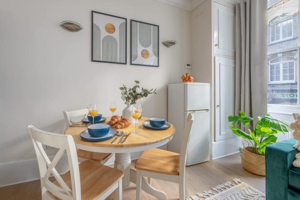 Living room, Food and drinks, Seating area, Dining area, Food