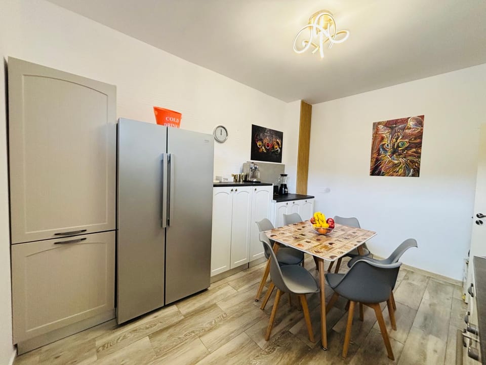 Kitchen or kitchenette, Food and drinks, Dining area, oven