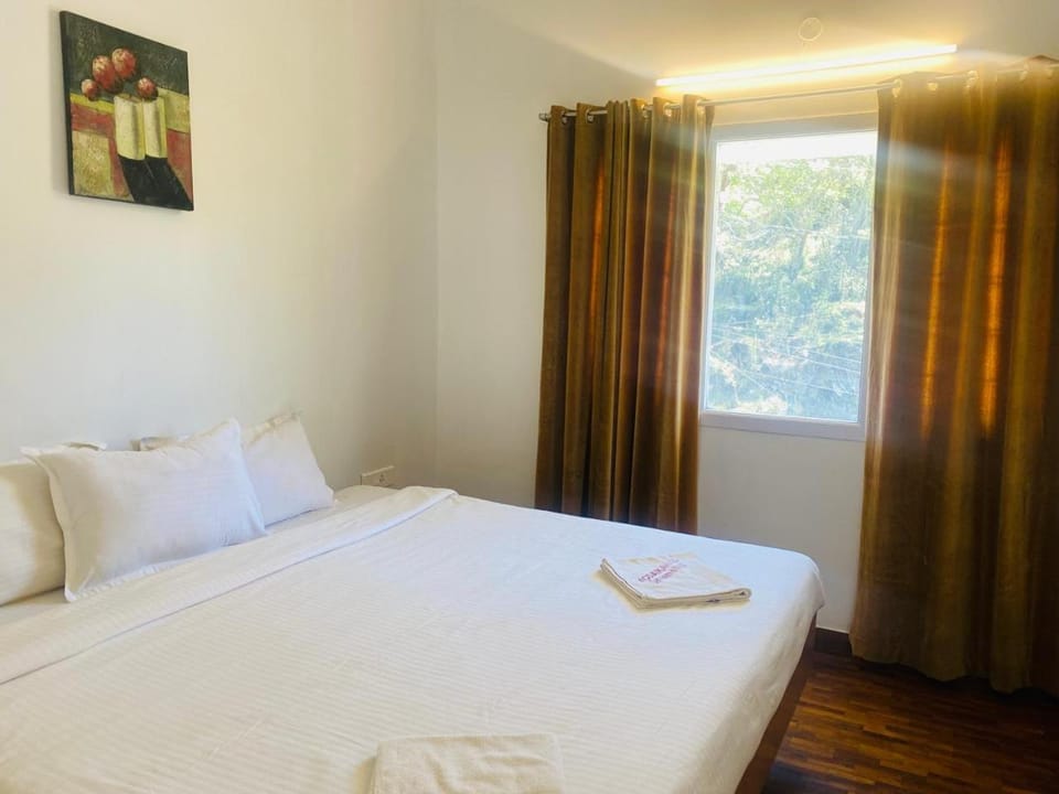 Photo of the whole room, Bedroom, towels
