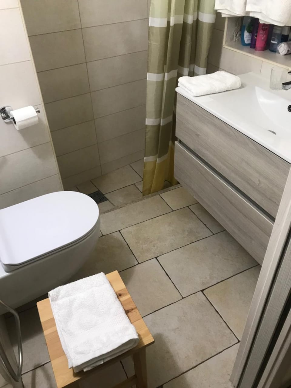 Shower, Toilet, Bathroom, towels