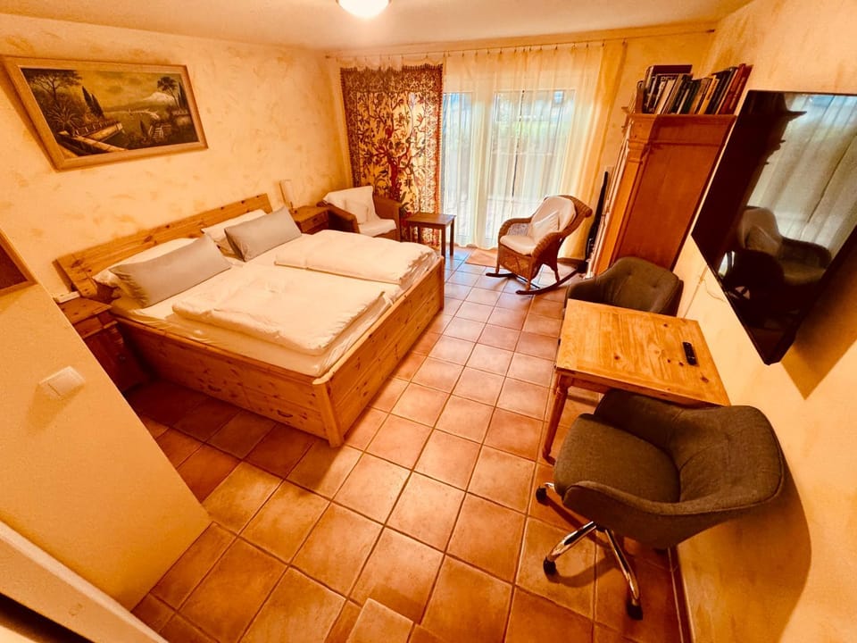 Bed, TV and multimedia, Living room, Photo of the whole room, Seating area, Bedroom