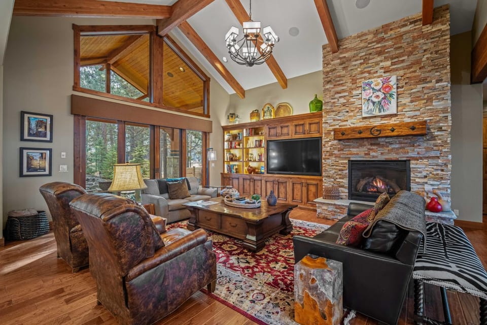Day, TV and multimedia, Living room, Seating area, fireplace, furniture