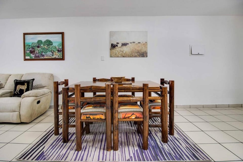 Seating area, Dining area