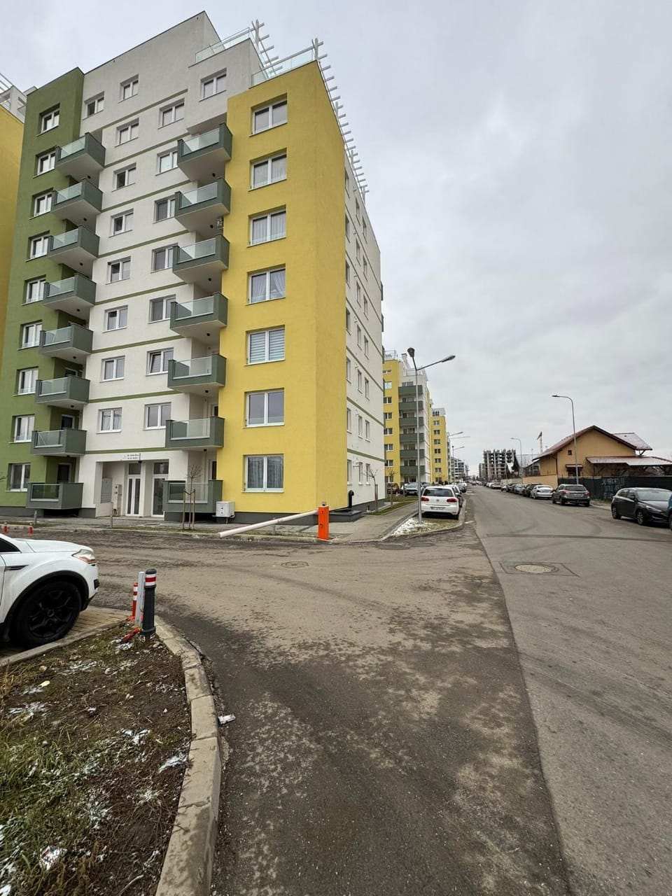 Property building, Day, Neighbourhood, City view, Street view, Location, Parking