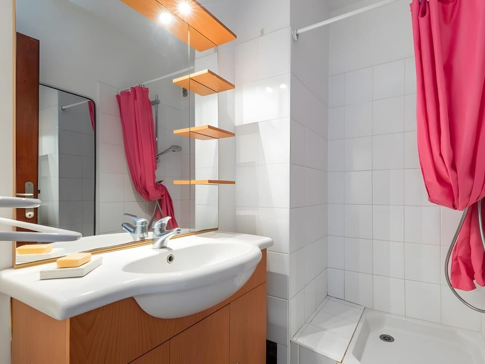Bathroom, Living room