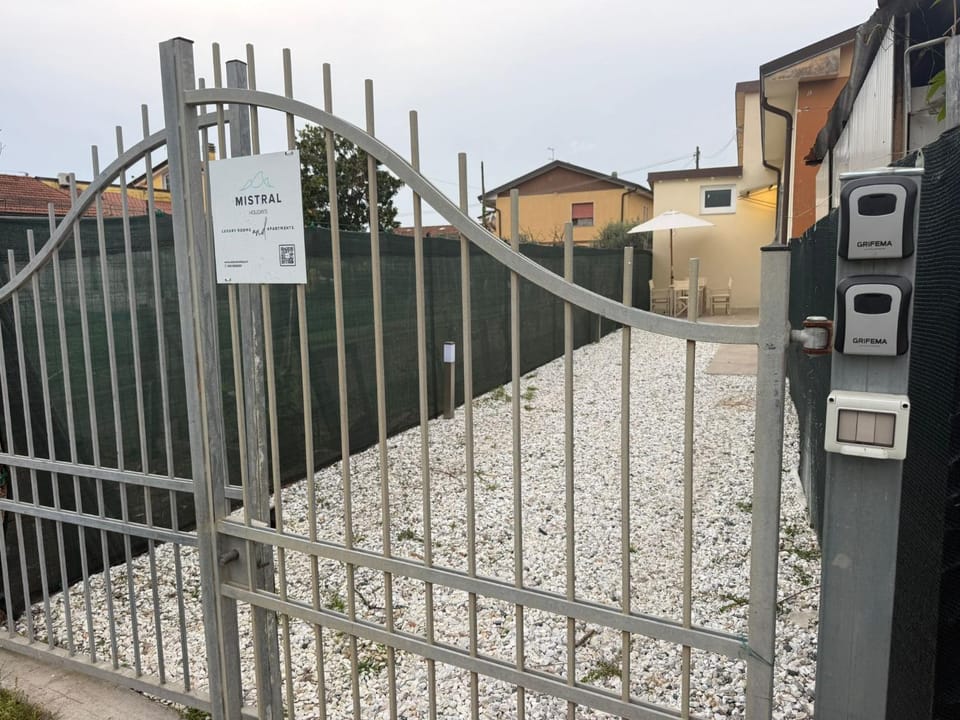 Mistral Holidays - Bilocale con giardino e parcheggio a Marina di Carrara vicino al mare House in Marina di Carrara