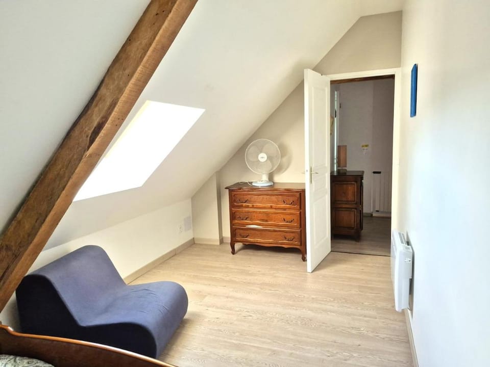 Photo of the whole room, Bedroom, wardrobe