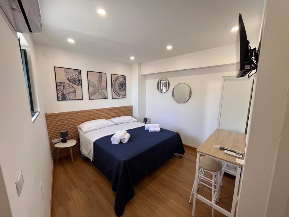 Bed, TV and multimedia, Bedroom