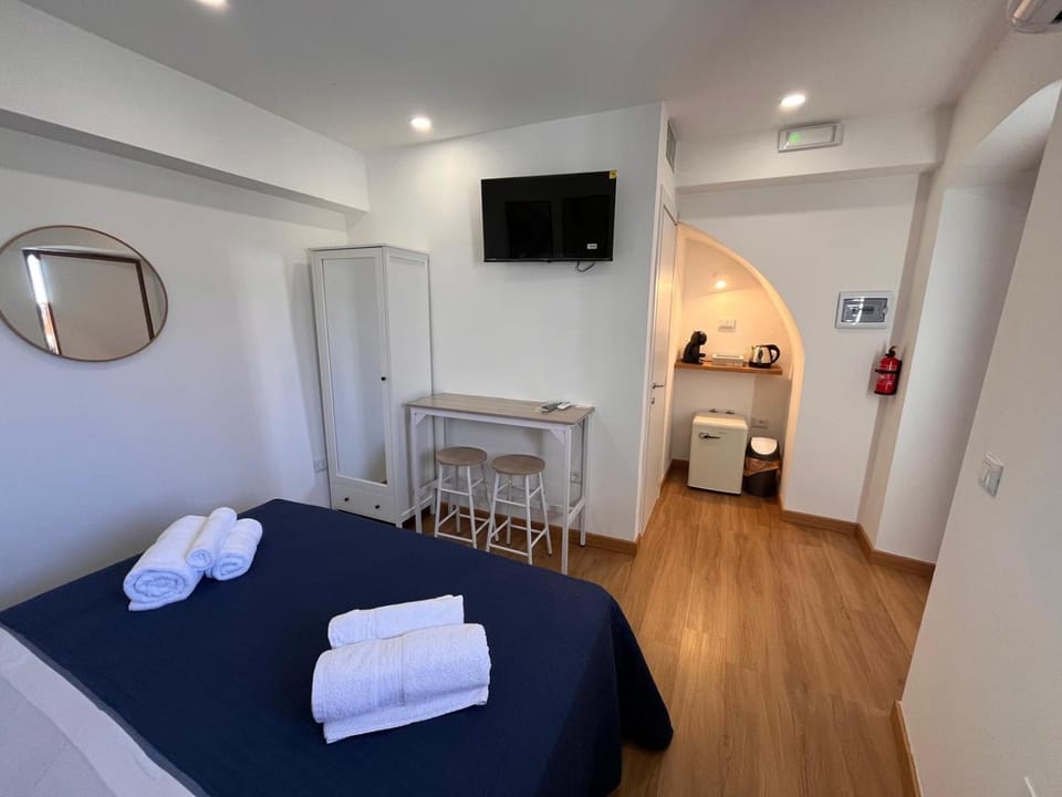 Bed, TV and multimedia, Photo of the whole room, Bedroom, towels, wardrobe, air conditioner