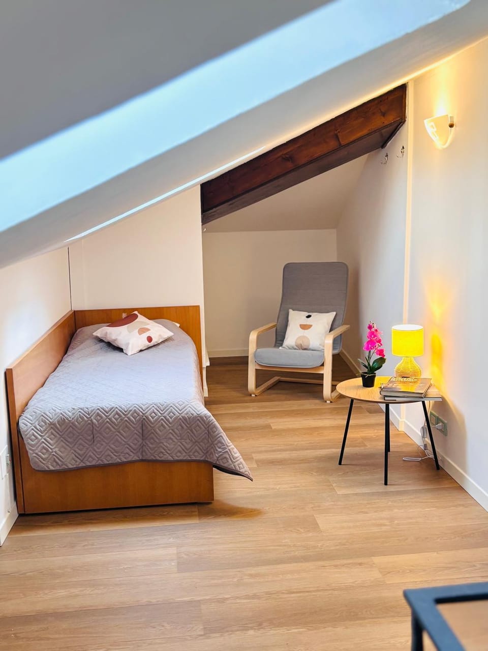 Bed, Photo of the whole room