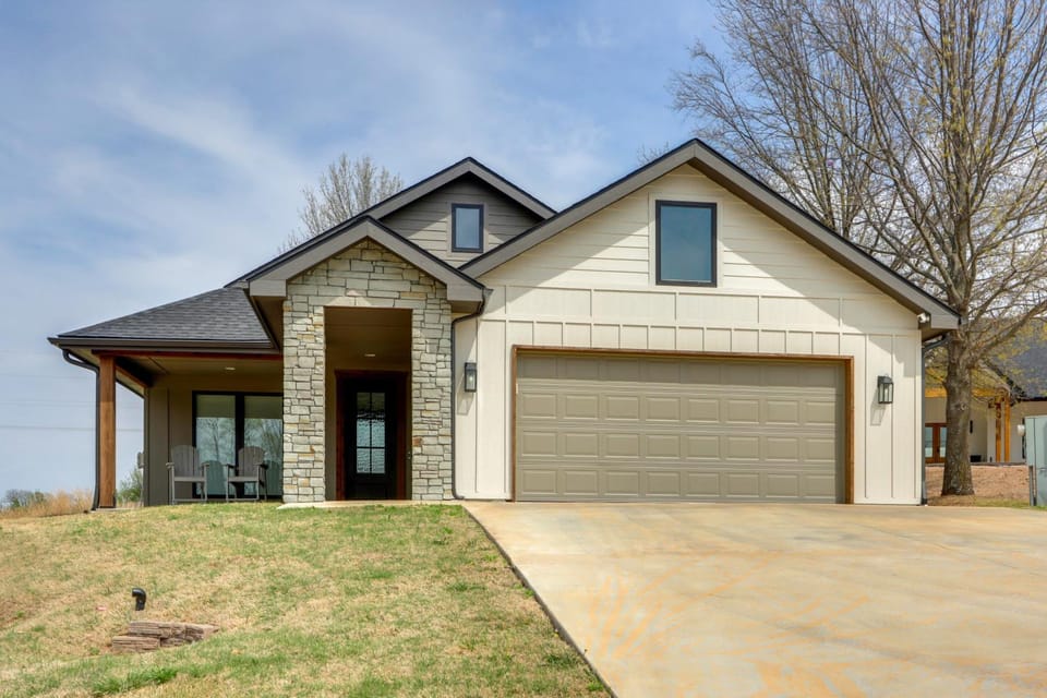 Steps From the Water! Grand Lake Getaway w/ Patio House in Ozark Mountains