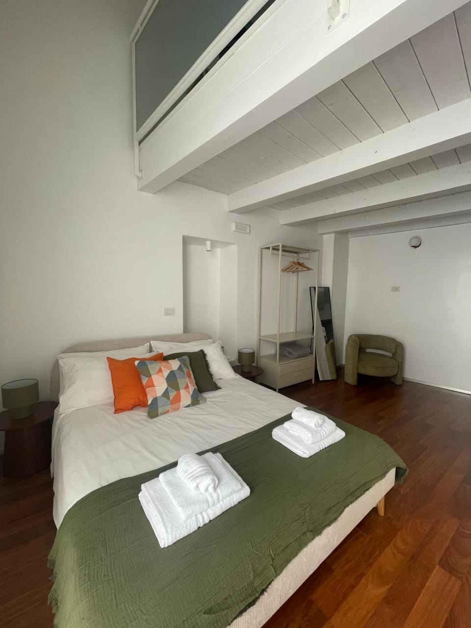 Photo of the whole room, Bedroom