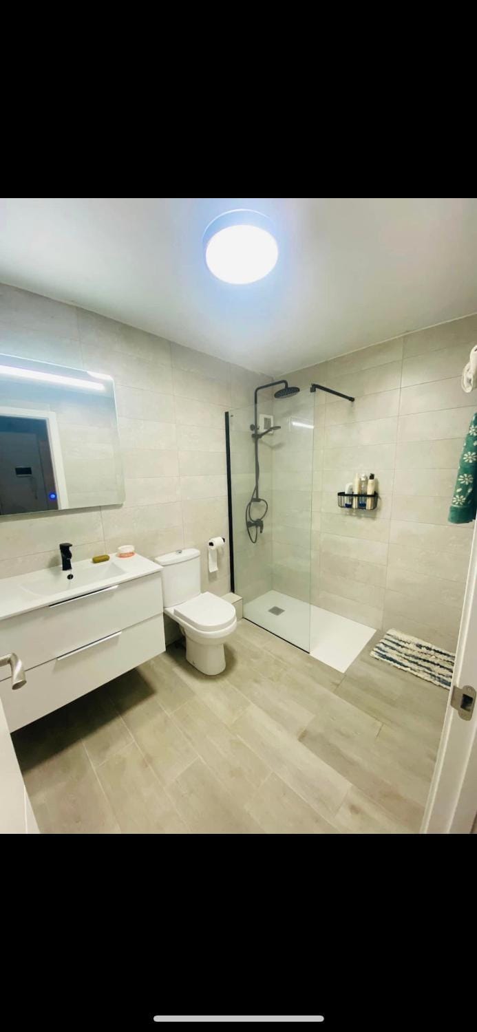 Shower, Toilet, Bathroom, Bath, towels