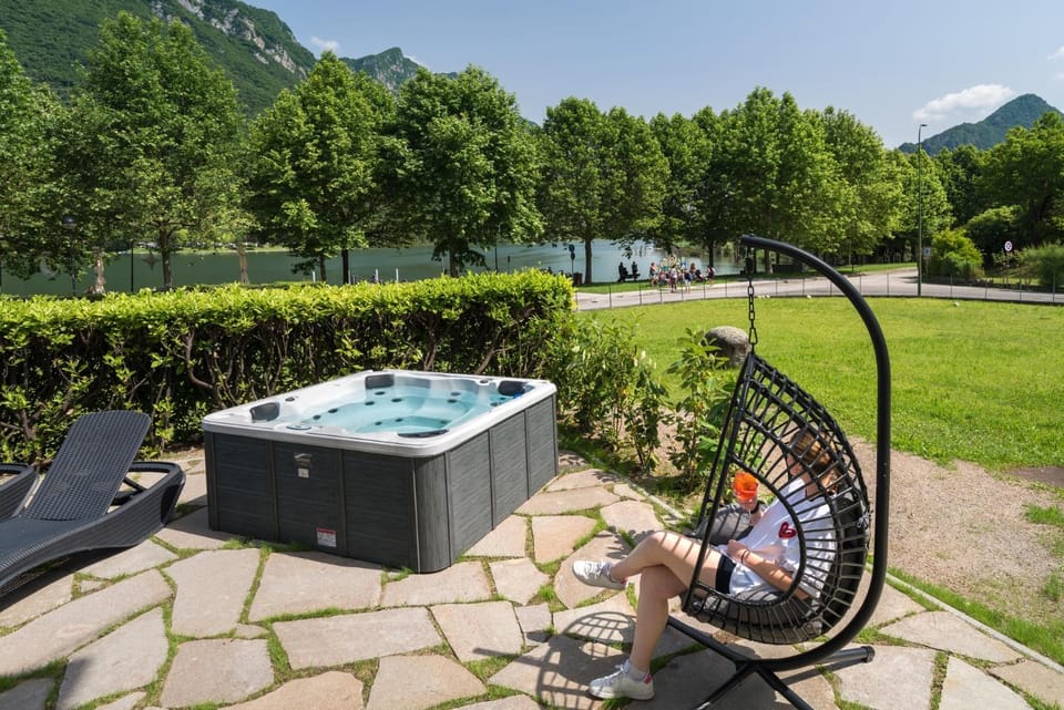 Garden, Hot Tub