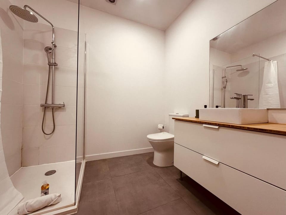Shower, Toilet, Bathroom, towels