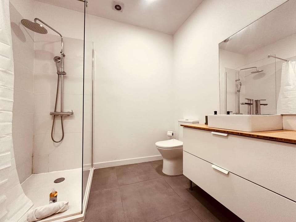 Shower, Toilet, Bathroom, towels