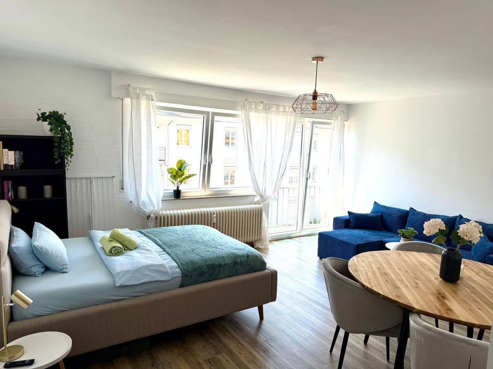 Bed, Living room, Photo of the whole room, Seating area, Dining area, Bedroom, towels
