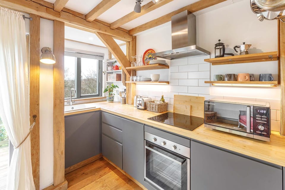 Coffee/tea facilities, Kitchen or kitchenette, oven, stove, toaster