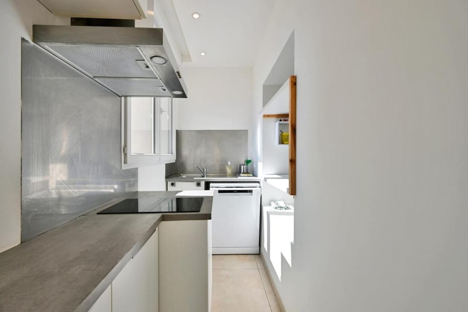 Kitchen or kitchenette, dishwasher