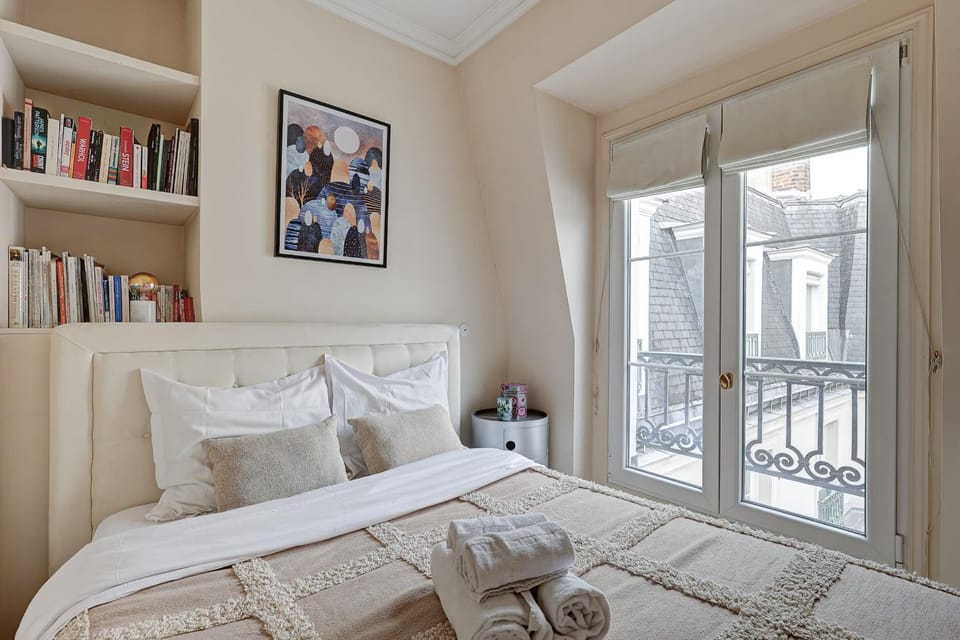 Bed, Library, Photo of the whole room, Bedroom