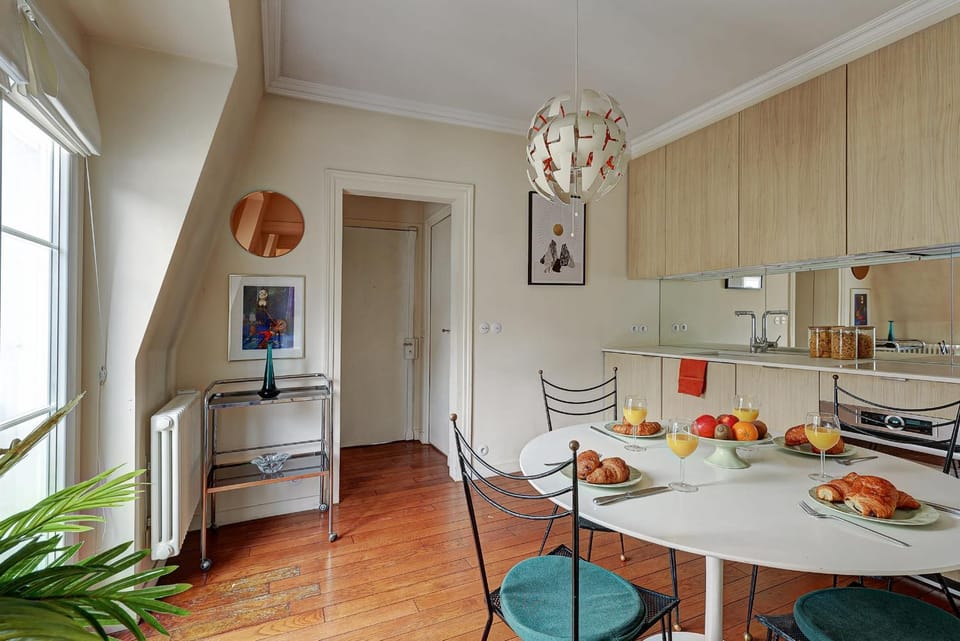 Kitchen or kitchenette, Food and drinks, Dining area, Food, oven, stove