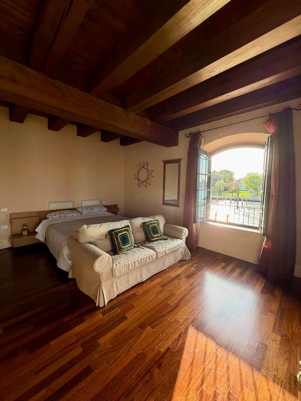 Molino Stucky Studio - canal view Apartment in Lido di Venezia