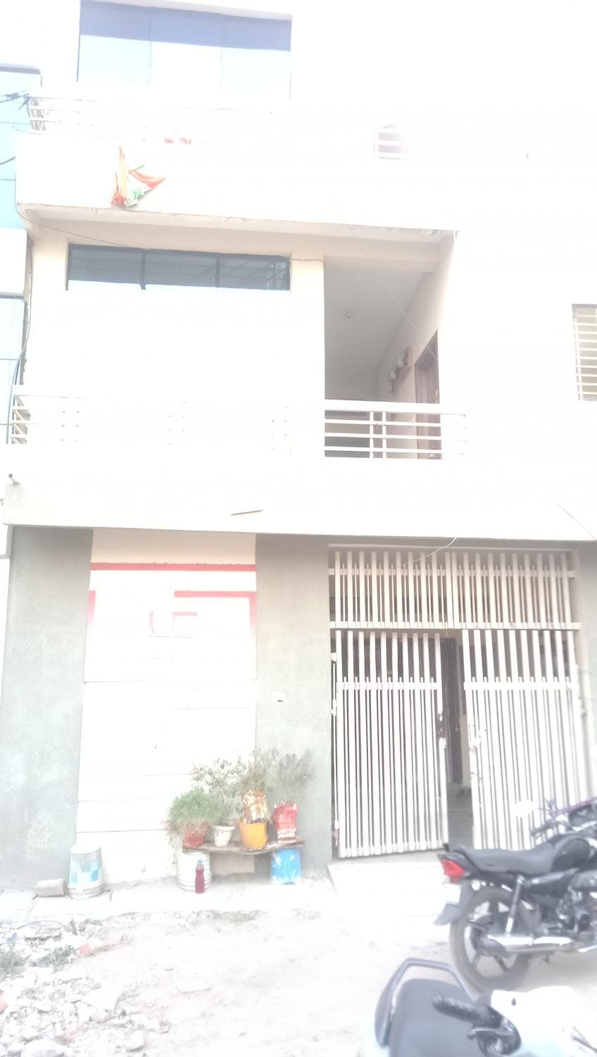 1 RK for 3 People Apartment in India