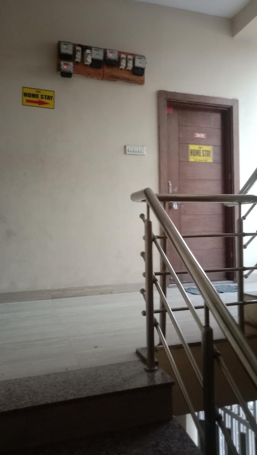 1 RK for 3 People Apartment in India