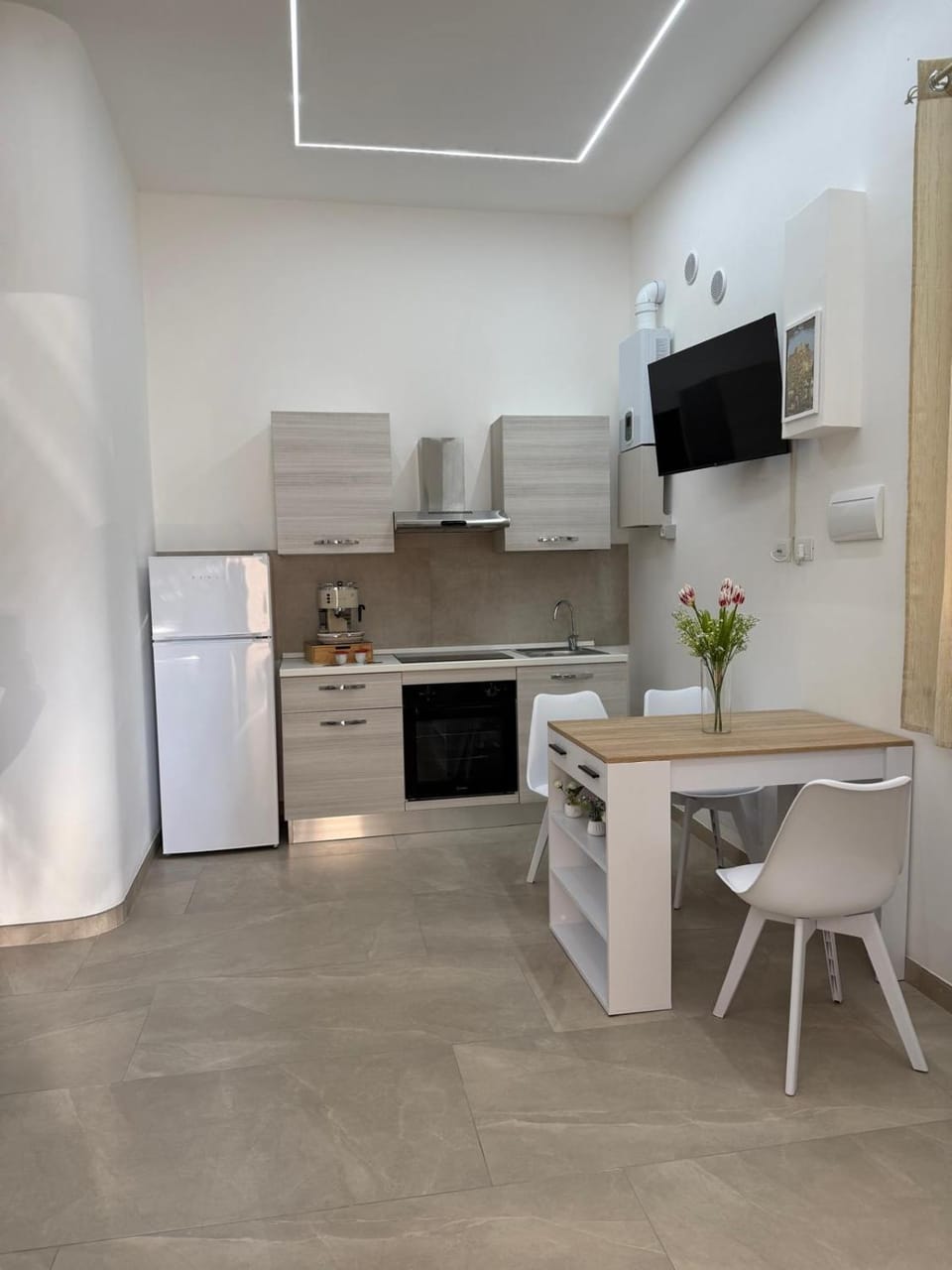 Kitchen or kitchenette, Dining area