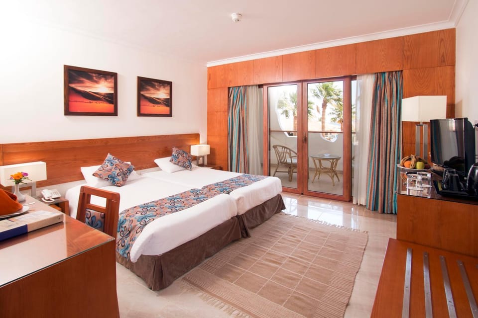 Bathroom, Coffee/tea facilities, Balcony/Terrace, Decorative detail, Bedroom, Sea view, heating, locker, oven, safe, towels, wardrobe, air conditioner