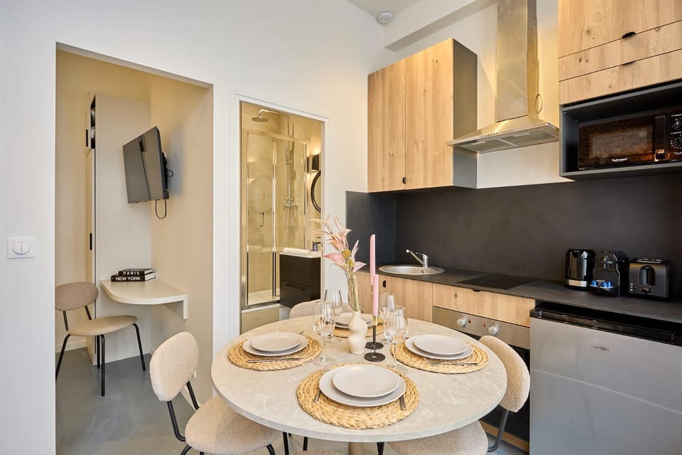 Kitchen or kitchenette, Dining area
