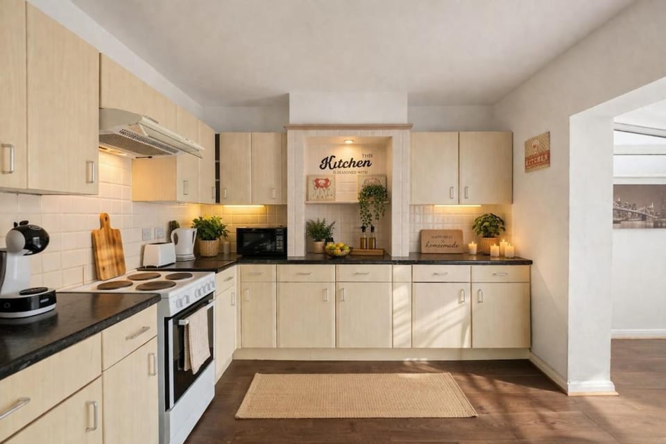 4BR Contractor House Parking Long Stay Discounts Apartment in Reading