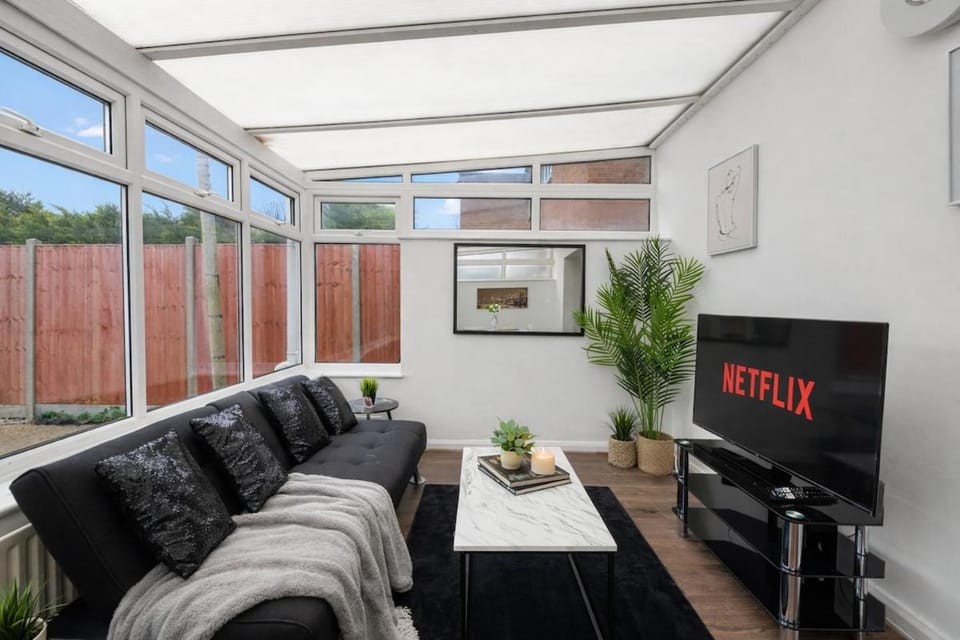 Communal lounge/ TV room, TV and multimedia, Living room, Seating area, Evening entertainment