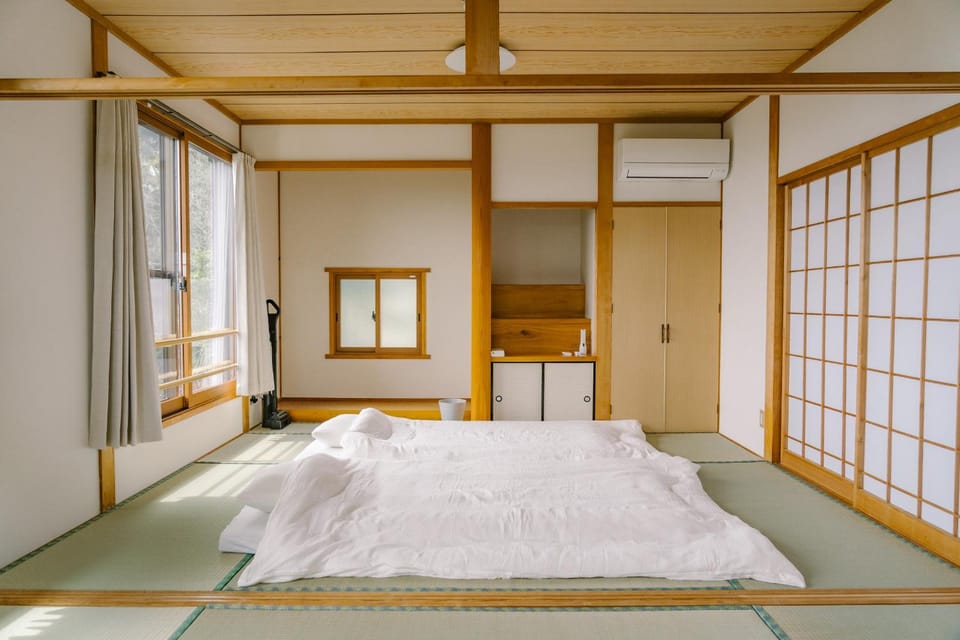 Photo of the whole room, air conditioner