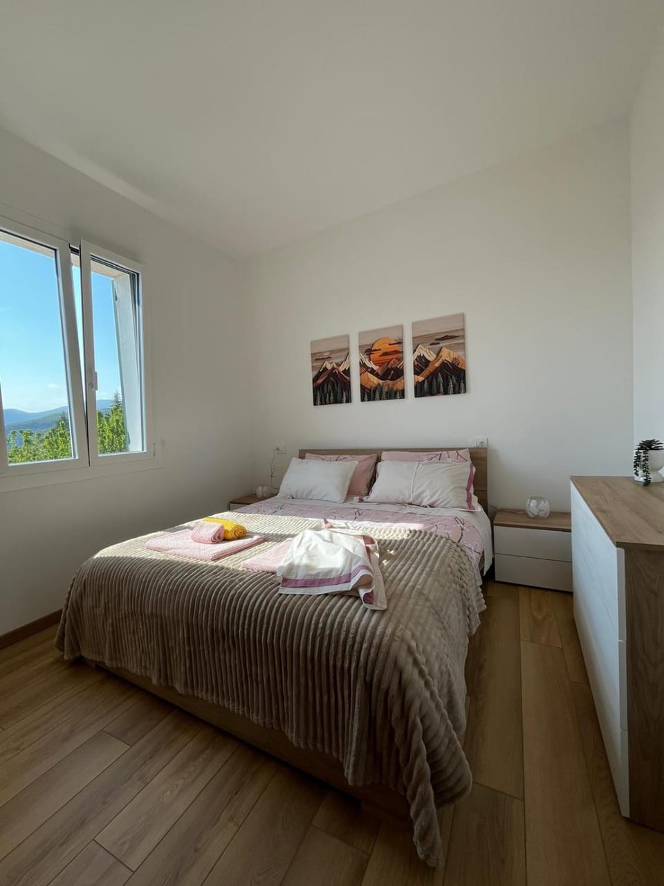 Bed, Photo of the whole room, Bedroom