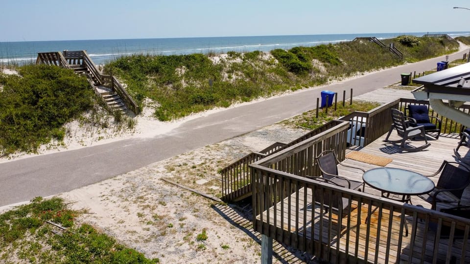 Experience ocean views in this 3-bedroom Beachside Bungalow in North Topsail Beach House in North Topsail Beach