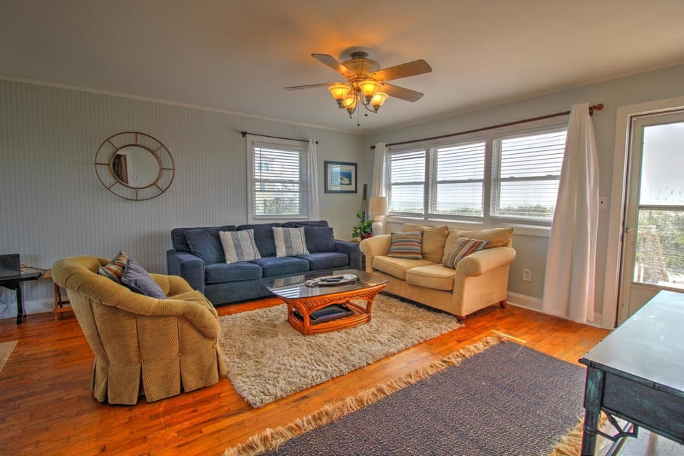 Experience ocean views in this 3-bedroom Beachside Bungalow in North Topsail Beach House in North Topsail Beach