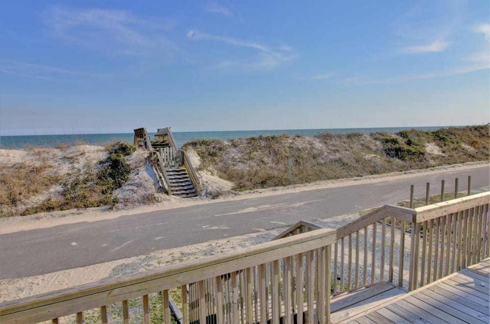 Experience ocean views in this 3-bedroom Beachside Bungalow in North Topsail Beach House in North Topsail Beach