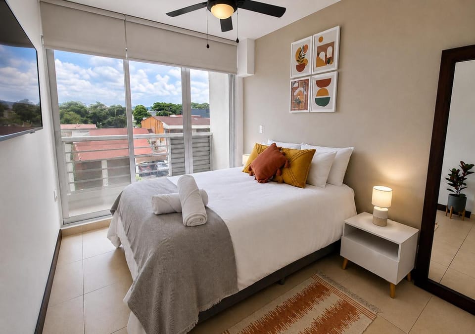Bed, TV and multimedia, View (from property/room), Photo of the whole room, Bedroom
